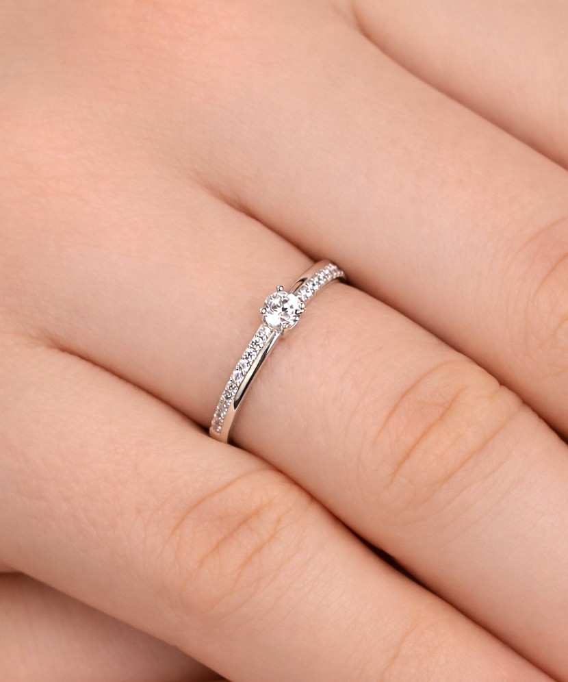 Valkokultasormus zirkoneilla