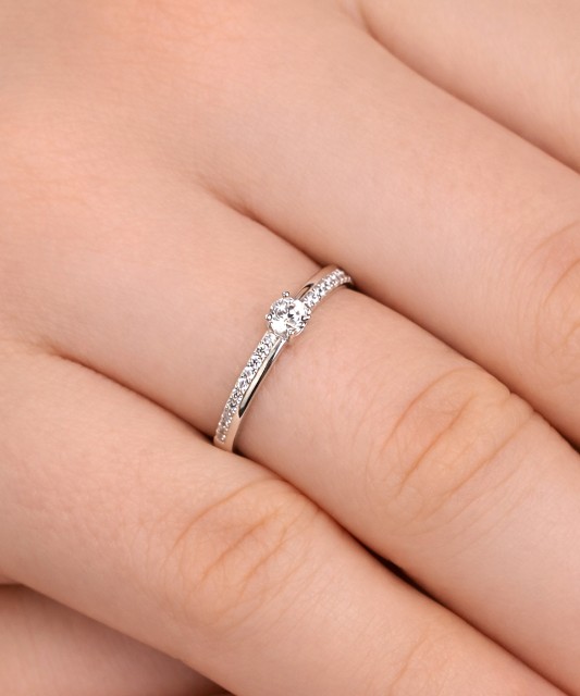 Valkokultasormus zirkoneilla