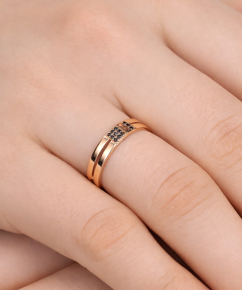 Gold ring with zircons