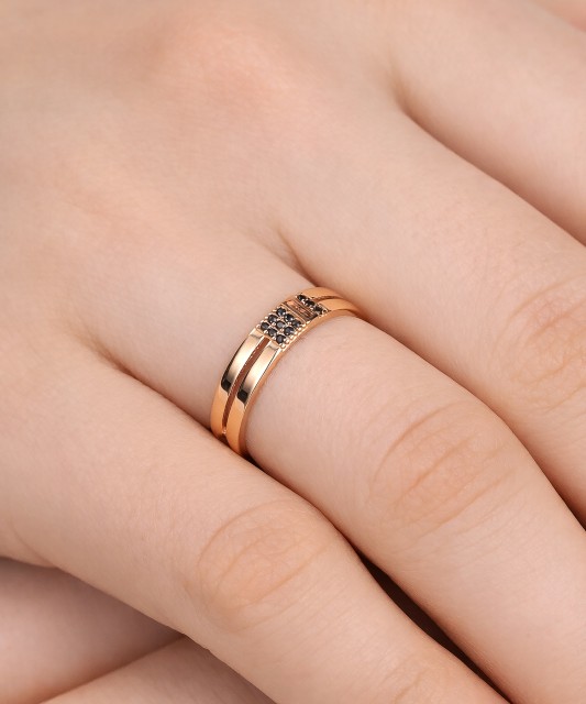 Kultasormus zirkoneilla