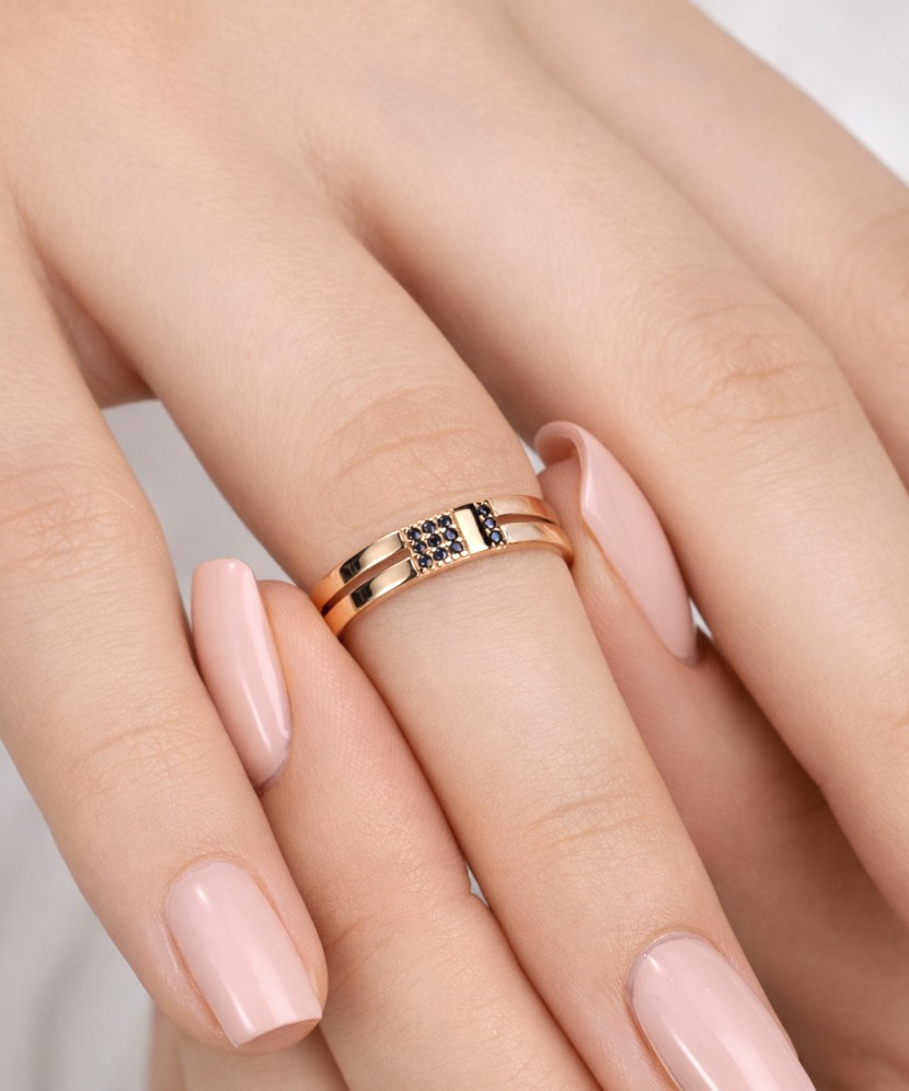 Gold ring with zircons