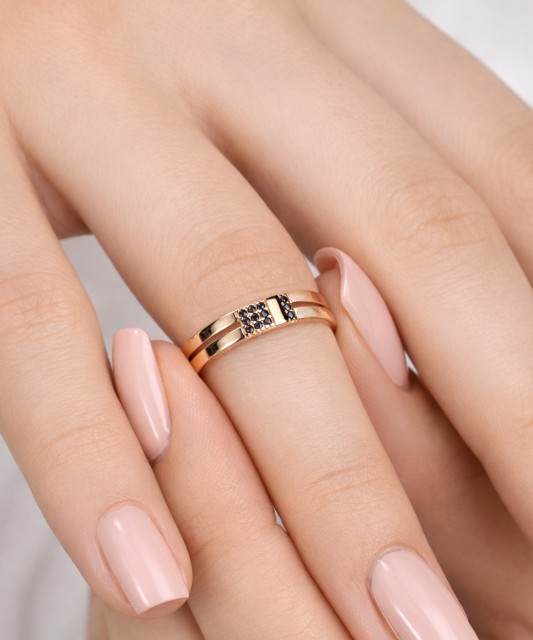 Kultasormus zirkoneilla