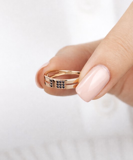 Kultasormus zirkoneilla