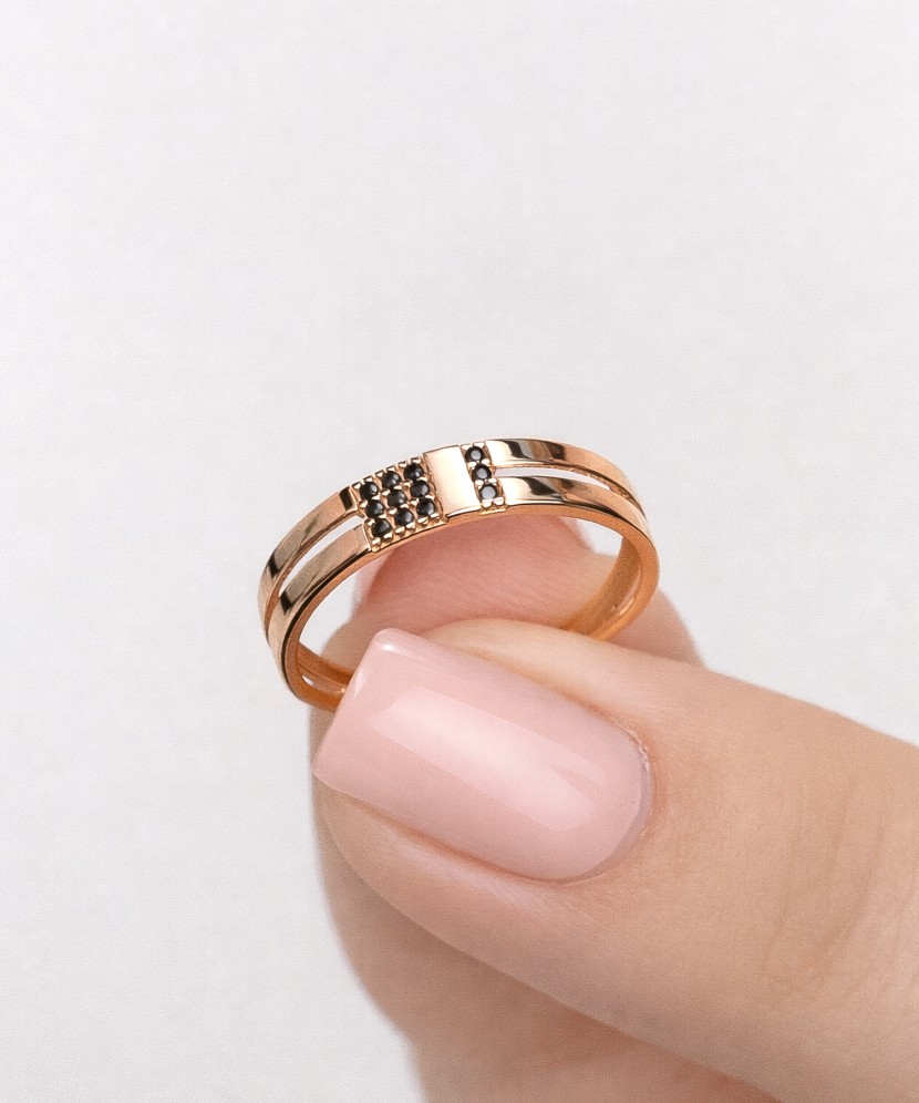 Kultasormus zirkoneilla