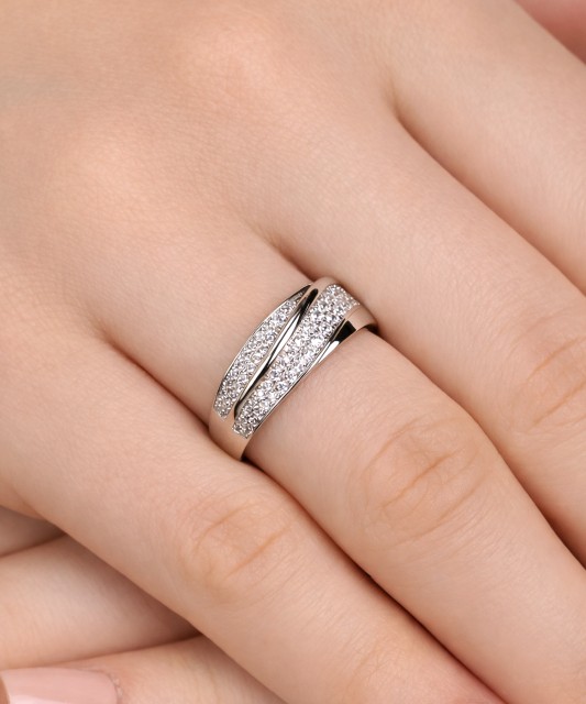 Sterling silver ring with zircons