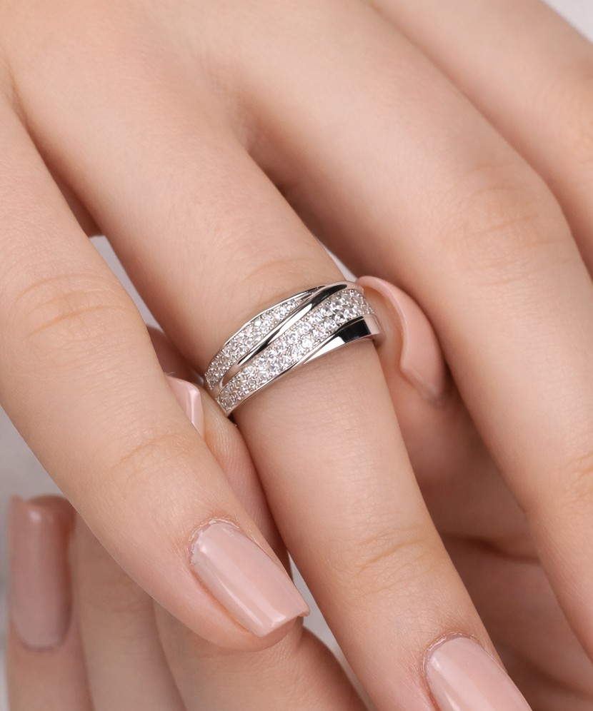 Sterling silver ring with zircons