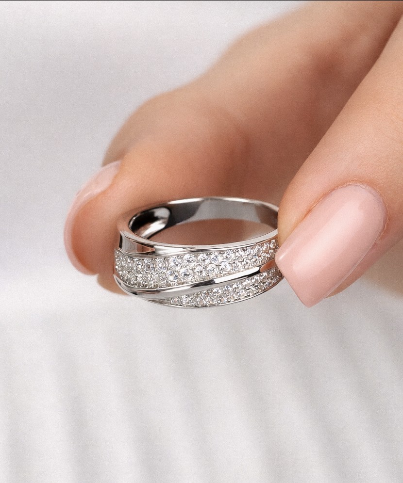 Sterling silver ring with zircons