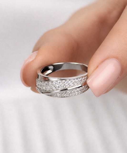 Sterling silver ring with zircons