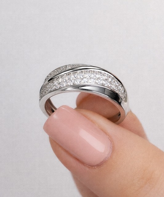 Sterling silver ring with zircons