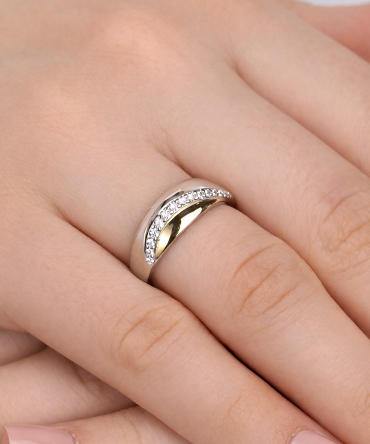 Hopeinen kullattu sormus zirkoneilla