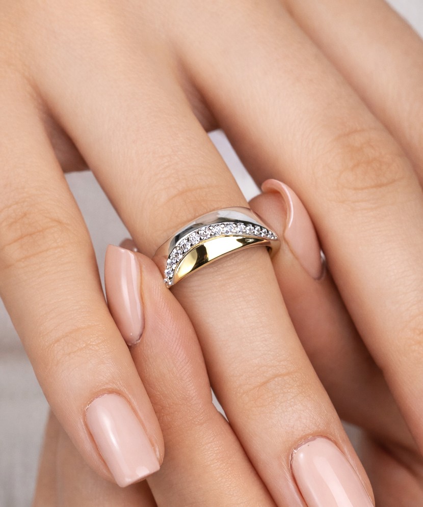 Hopeinen kullattu sormus zirkoneilla