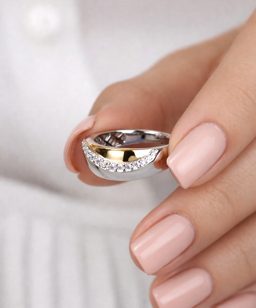 Hopeinen kullattu sormus zirkoneilla