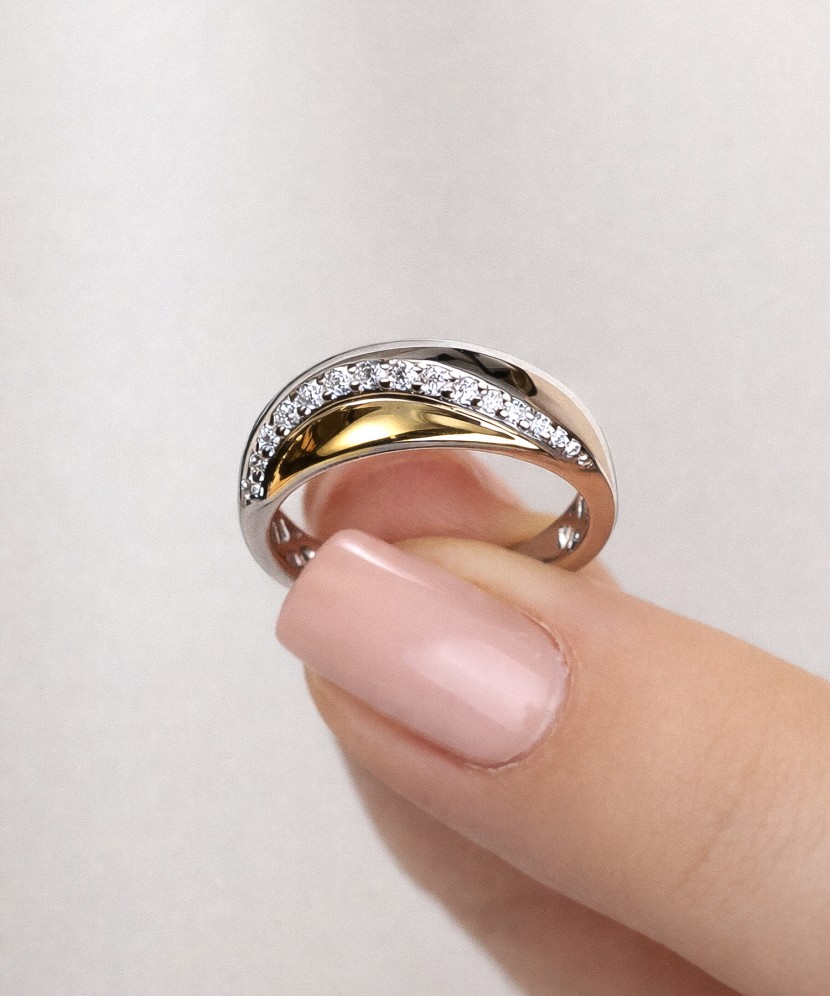 Hopeinen kullattu sormus zirkoneilla