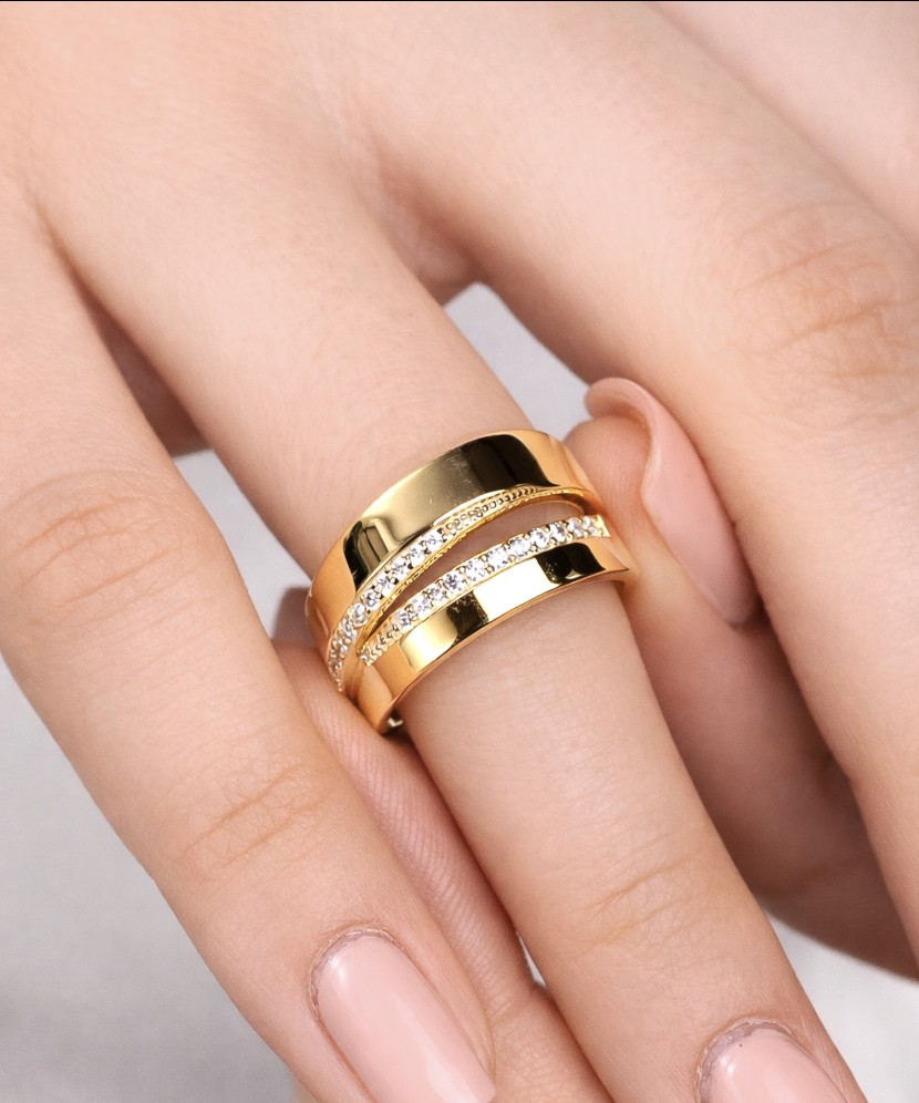 Hopeinen kullattu sormus zirkoneilla