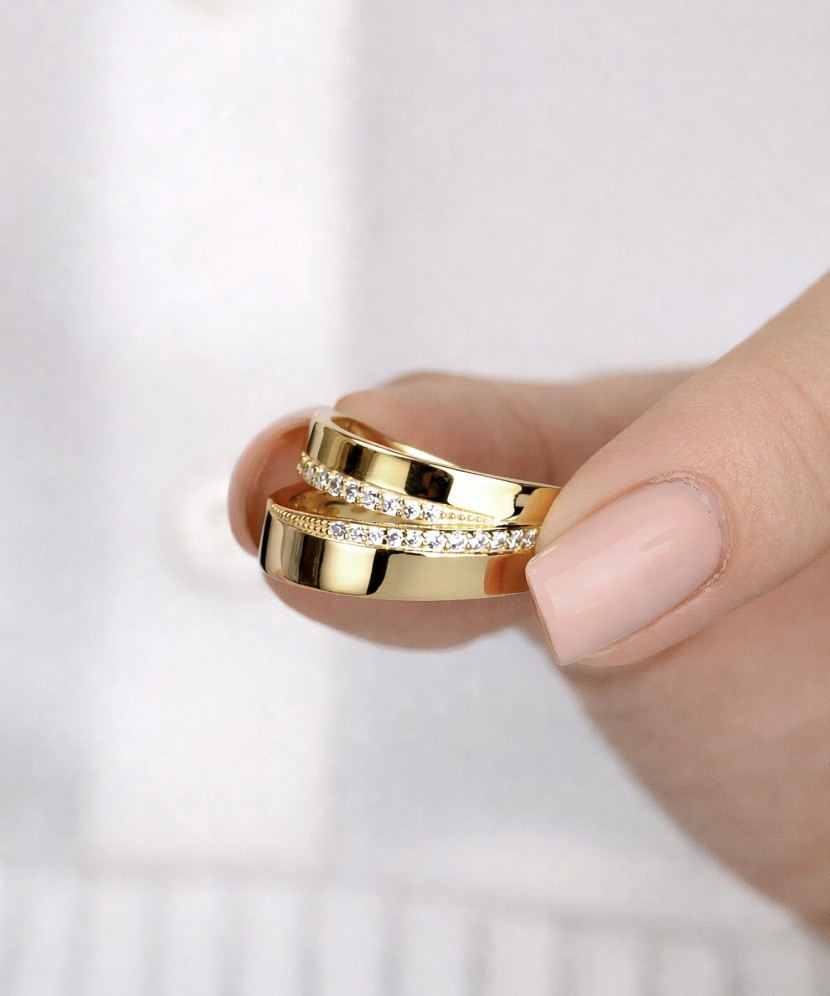 Hopeinen kullattu sormus zirkoneilla