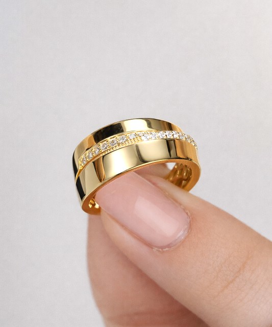 Hopeinen kullattu sormus zirkoneilla