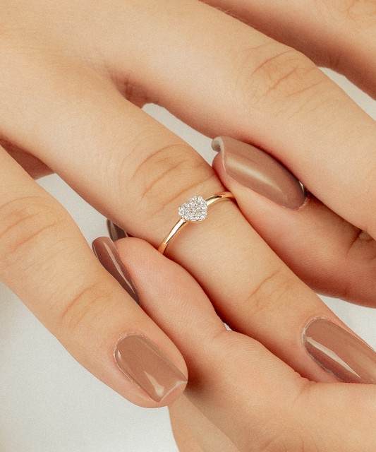 Gold ring with diamonds