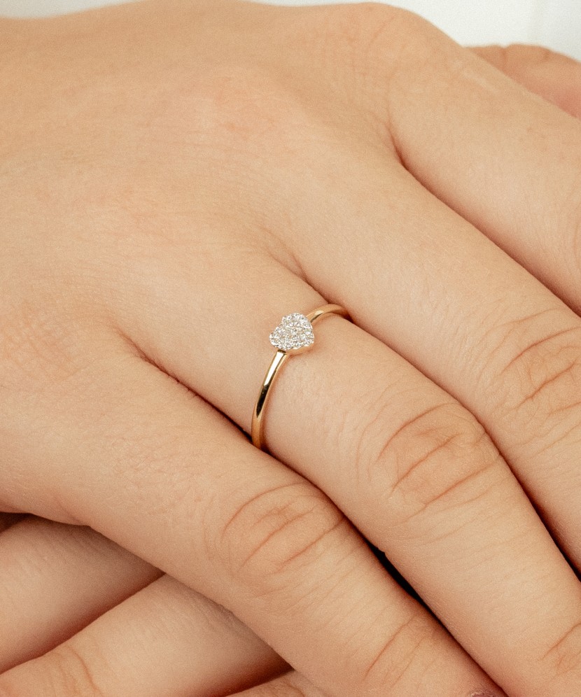 Gold ring with diamonds