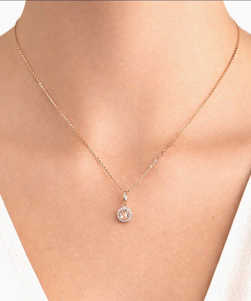 Kultariipus valkoisella topaasilla ja timanteilla