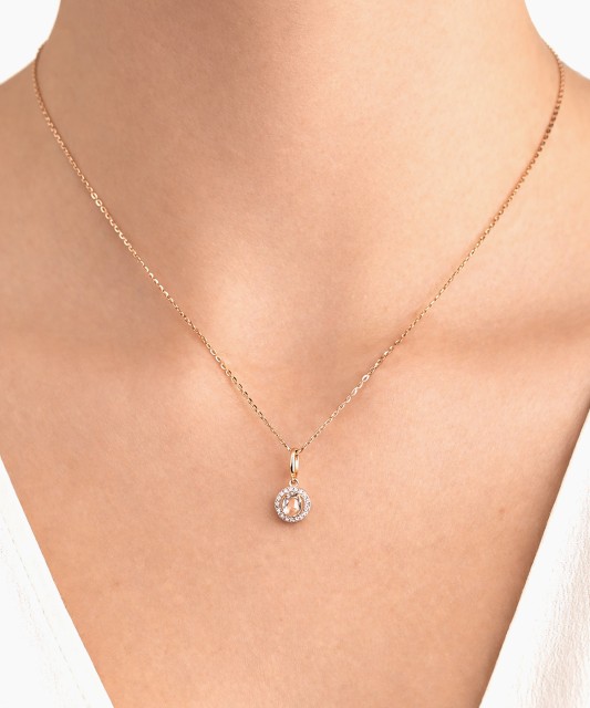 Kultariipus valkoisella topaasilla ja timanteilla