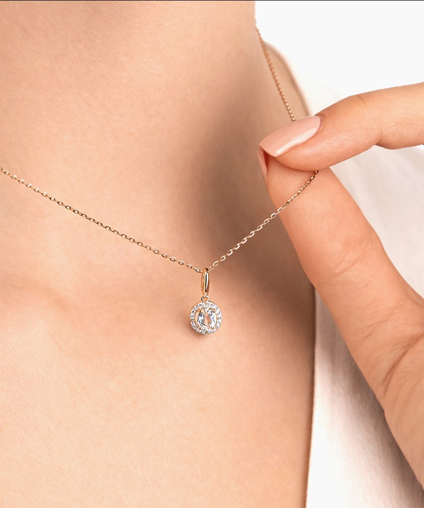 Kultariipus valkoisella topaasilla ja timanteilla