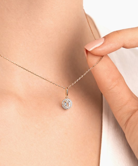 Kultariipus valkoisella topaasilla ja timanteilla