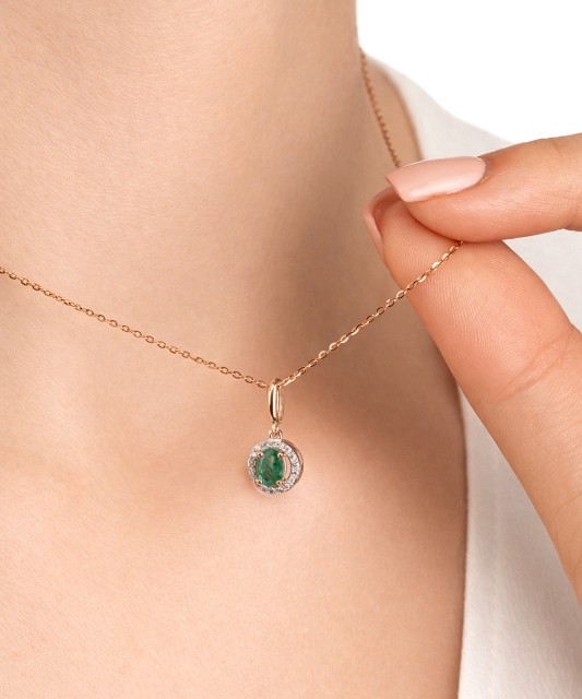 Gold pendant with emerald and diamonds