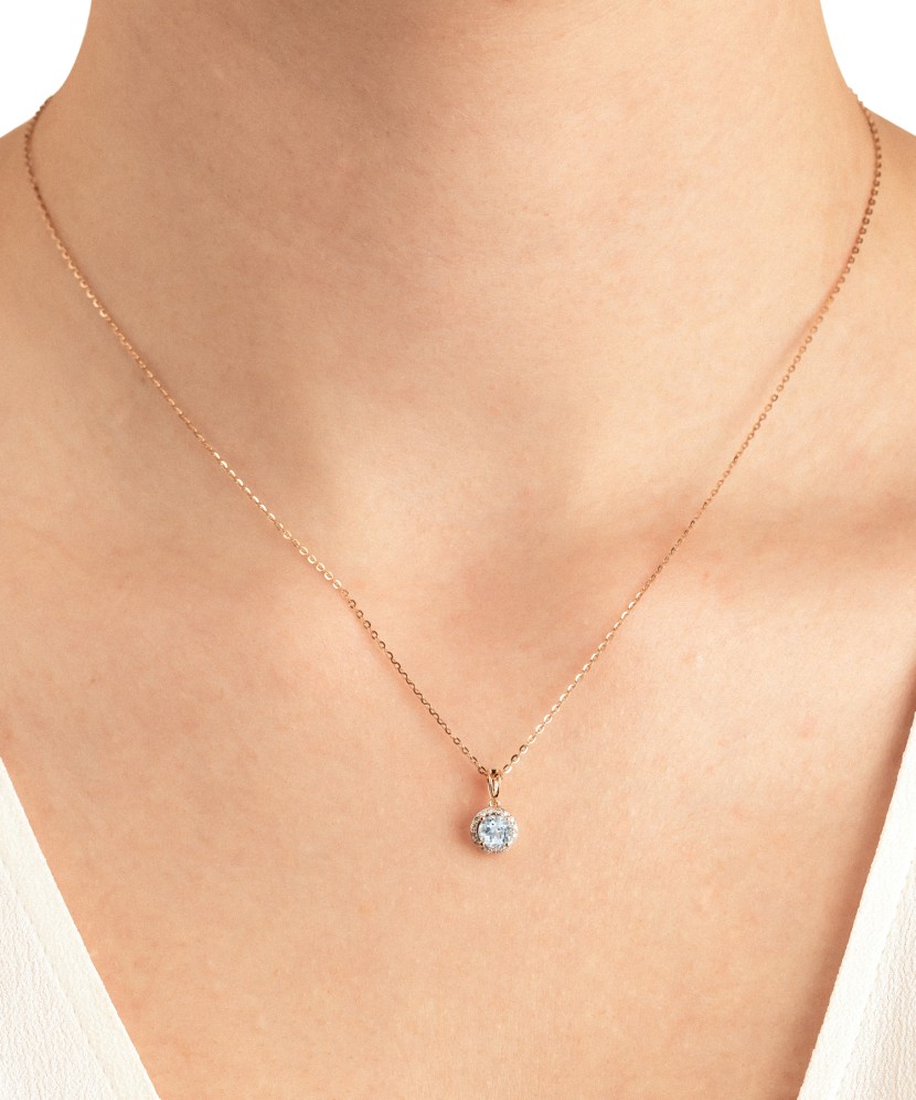 Kultariipus topaasilla ja timanteilla