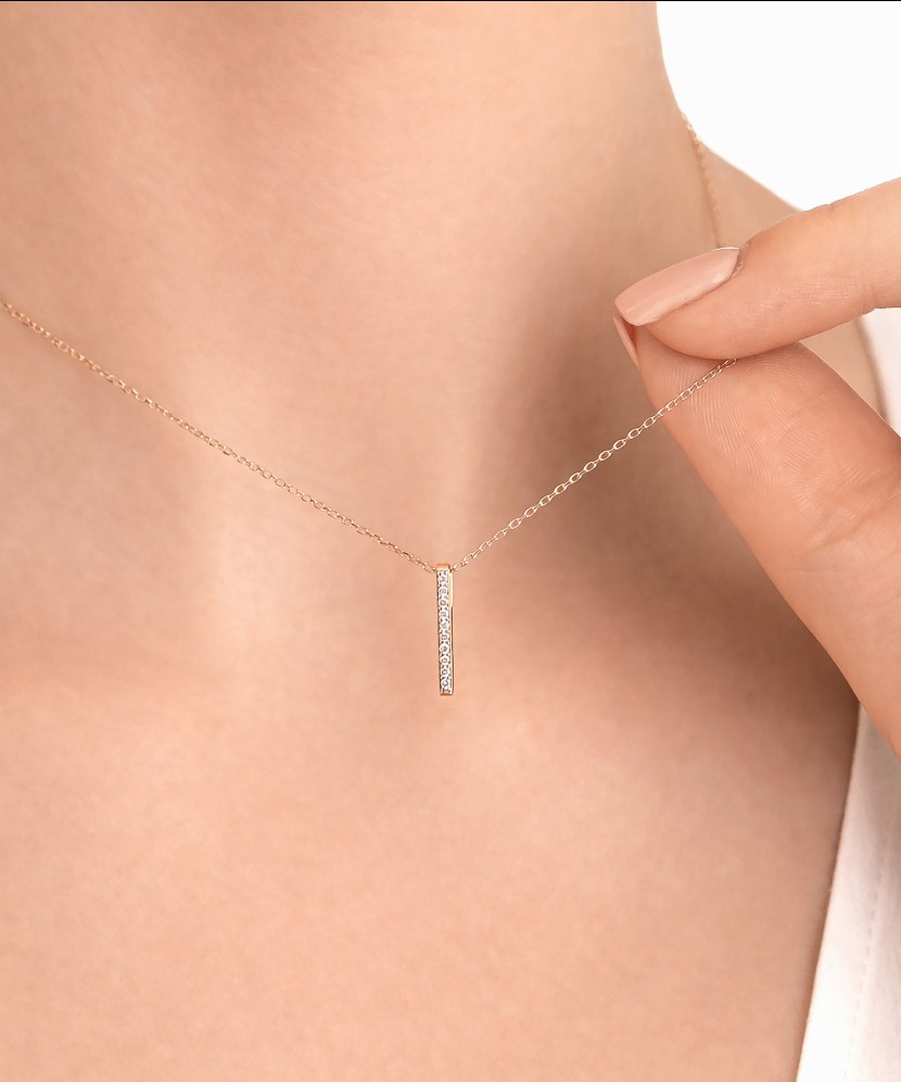 Yellow gold chain with pearl and diamond pendant