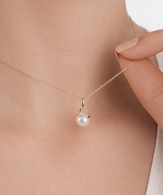 Yellow gold chain with pearl and diamond pendant