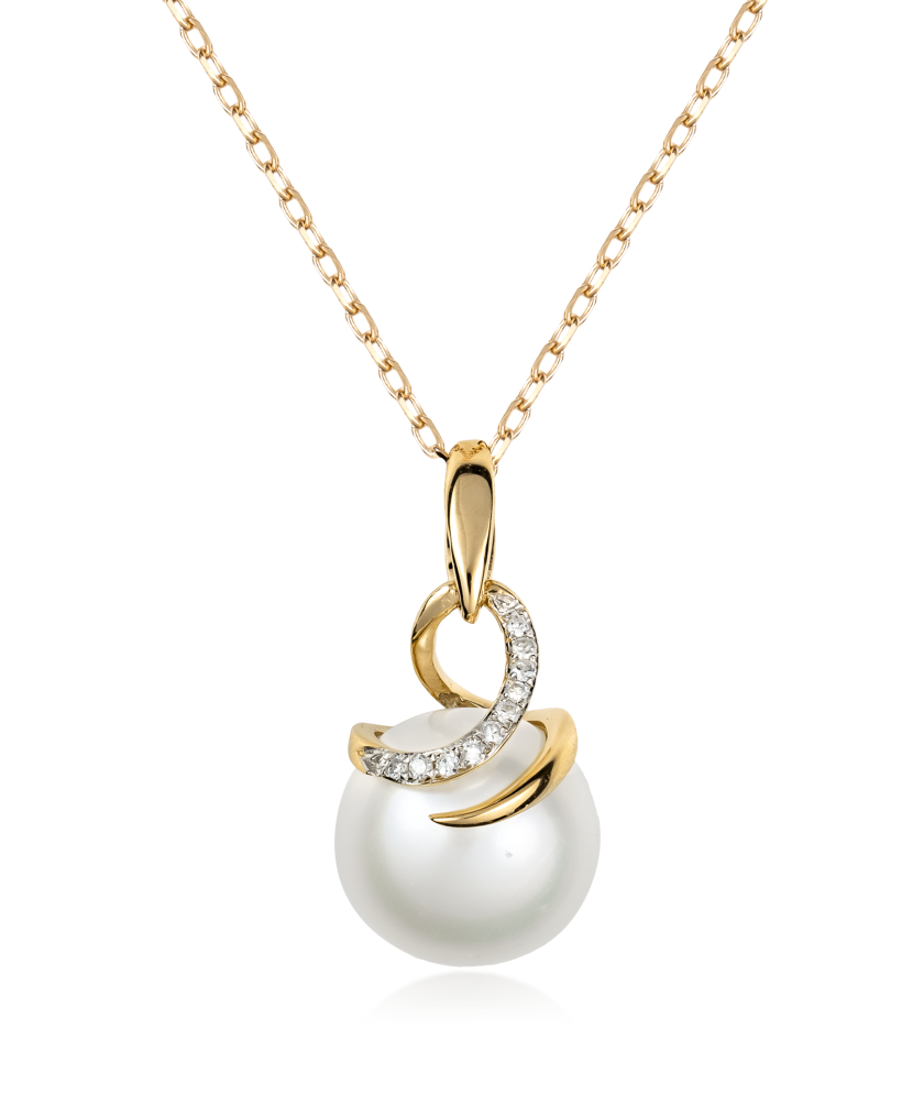 Yellow gold chain with pearl and diamond pendant