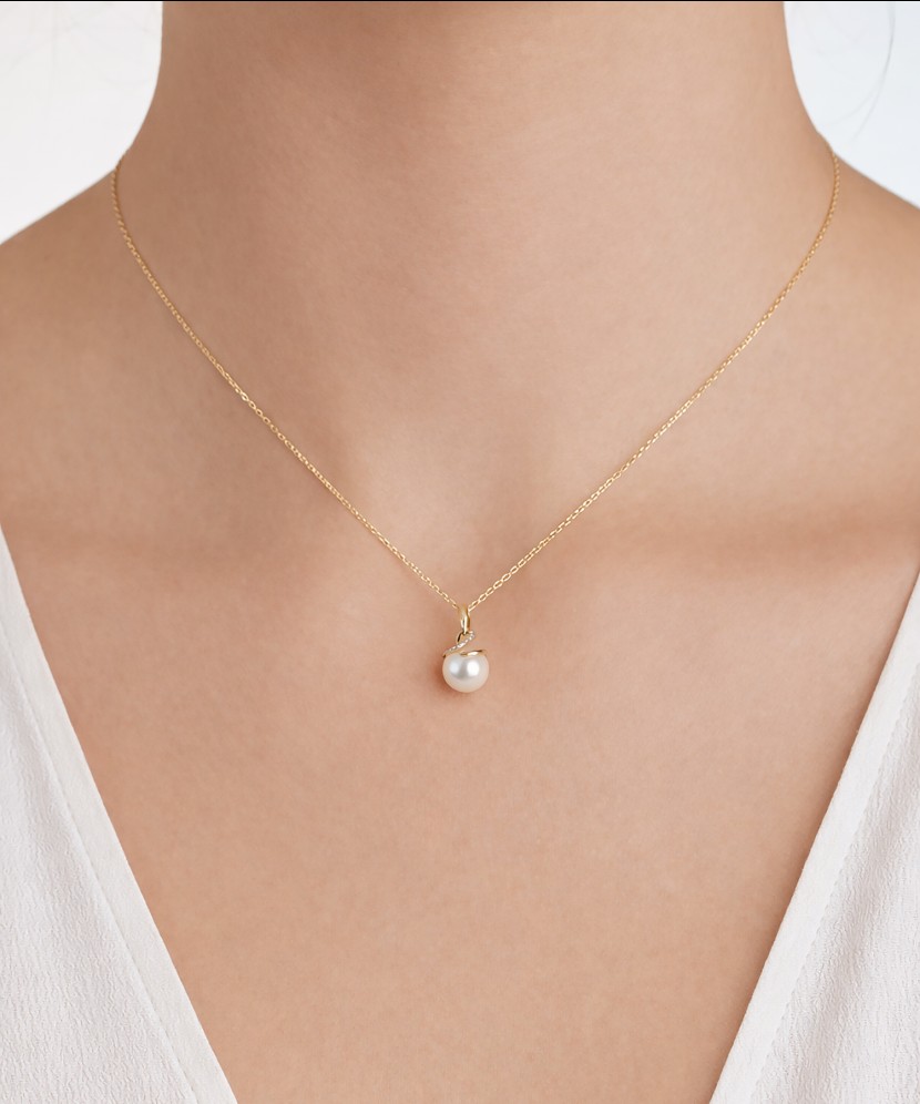 Yellow gold chain with pearl and diamond pendant