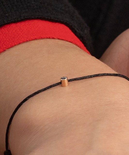 Black string bracelet with black diamond and yellow gold