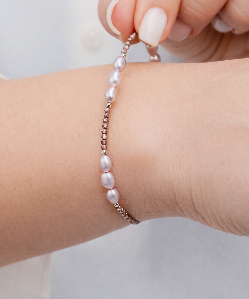 Rannekoru helmillä ja zirkoneilla