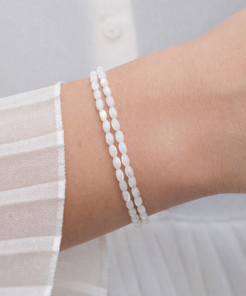 Hopeinen rannekoru helmiäidillä