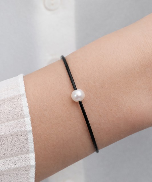 Leather bracelet with pearl