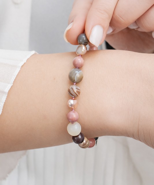 Bracelet with pearls, agate and rhodolites