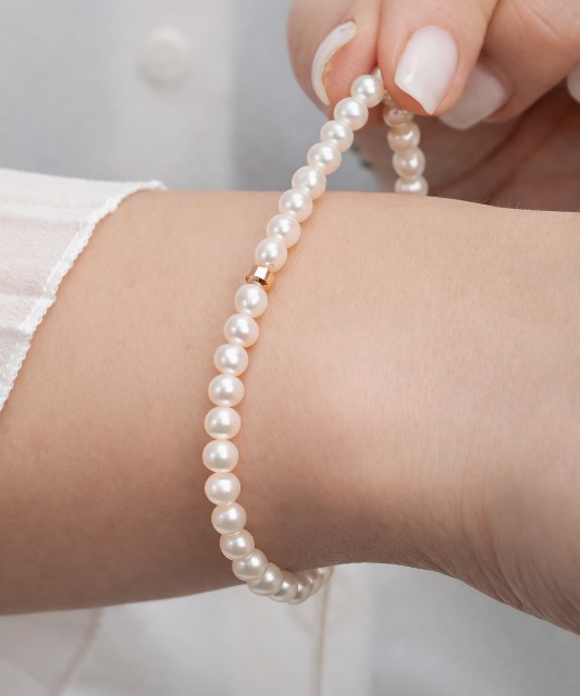 Pearl bracele twith gold