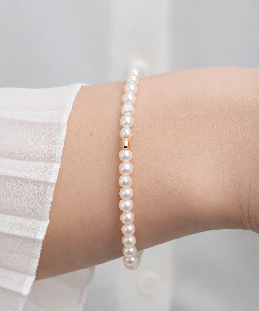 Pearl bracele twith gold