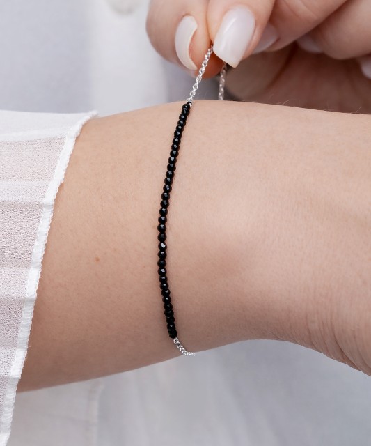 Rannekoru spinelleillä ja hopealla