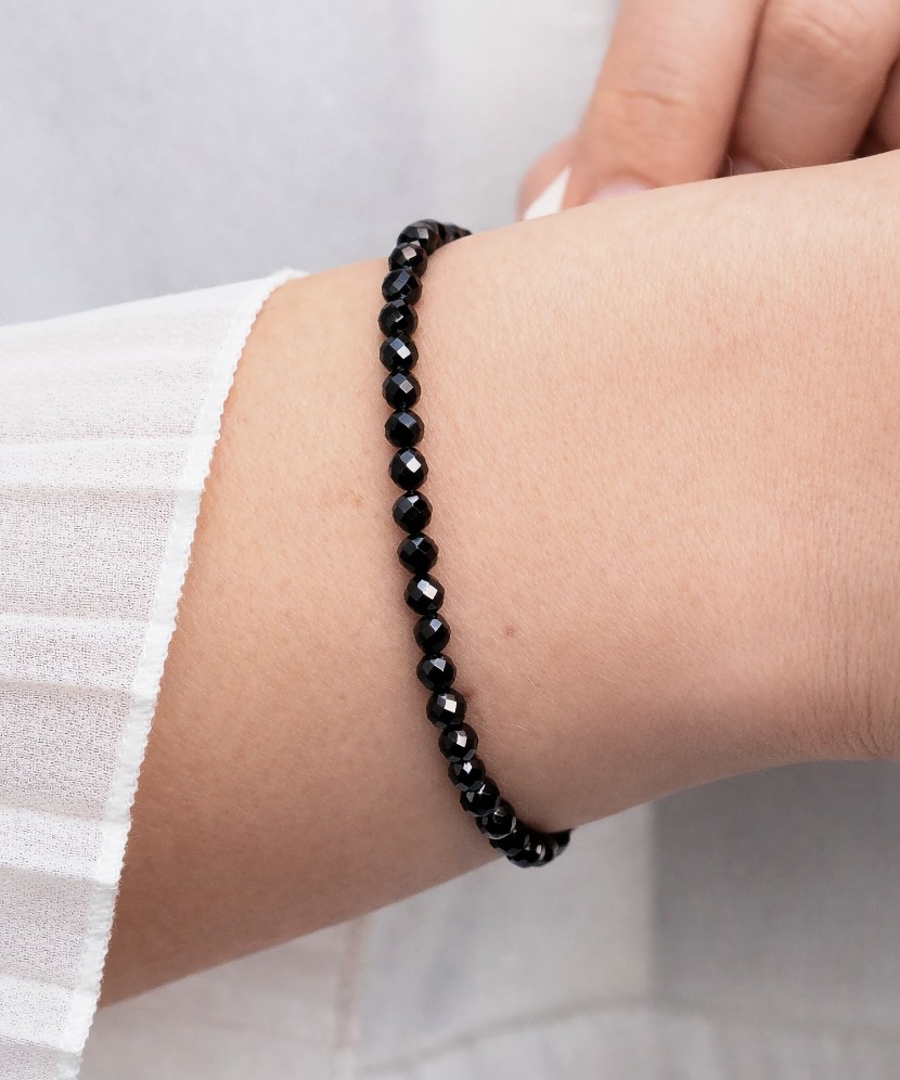 Rannekoru spinellillä ja kullalla