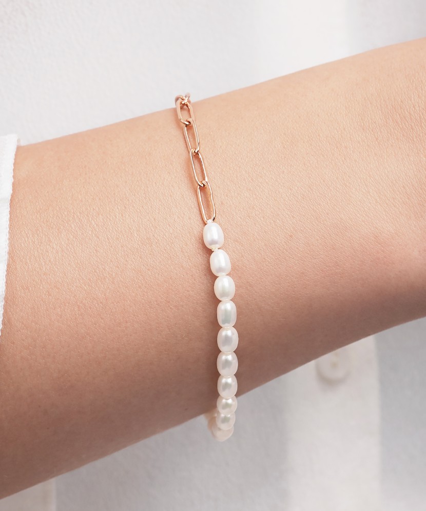 Kullattu hopeinen rannekoru helmillä