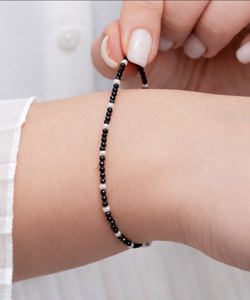 Rannekoru spineleillä ja helmillä