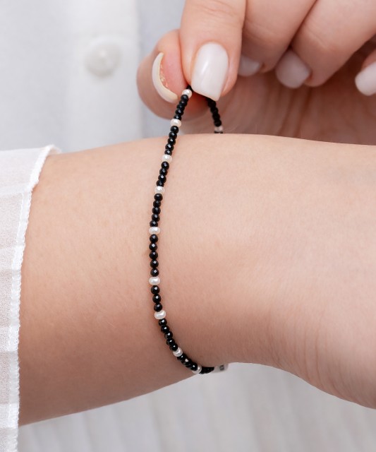 Rannekoru spineleillä ja helmillä