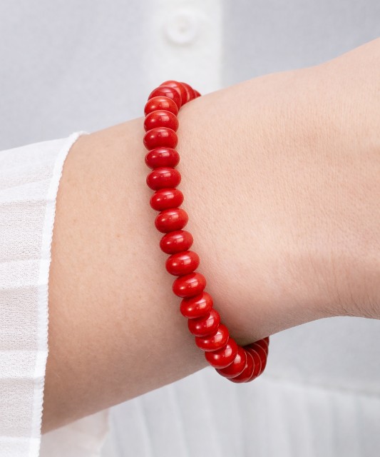 Rannekoru laavakivillä