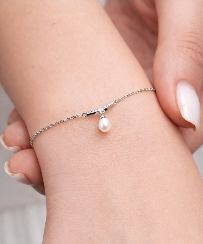 Hopeinen rannekoru helmelläja zirkoneilla