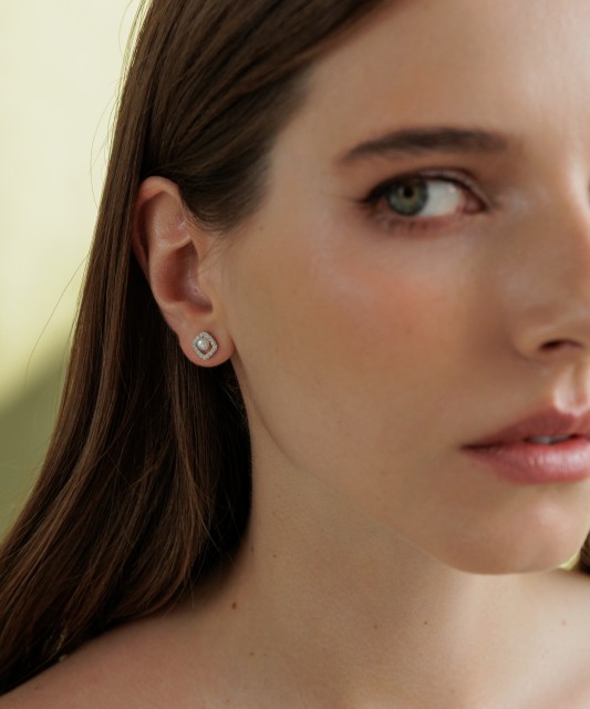 Hopeiset korvakorut helmillä ja zirkoneilla