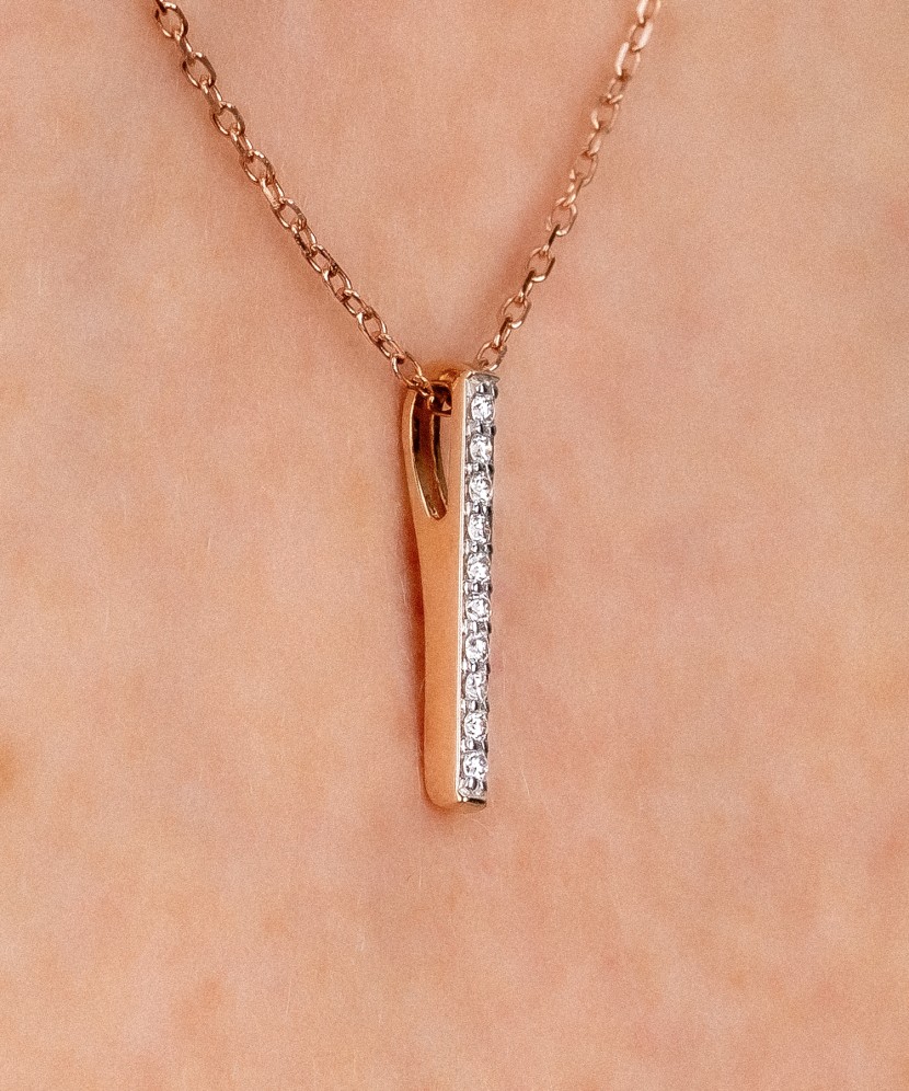 Gold chain with diamond pendant