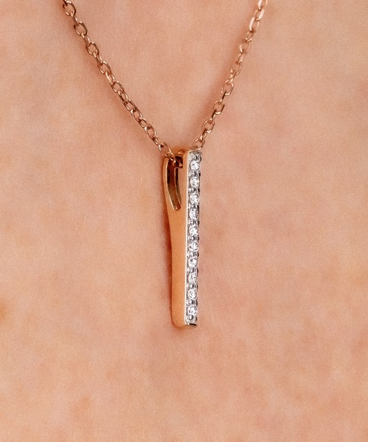 Gold chain with diamond pendant