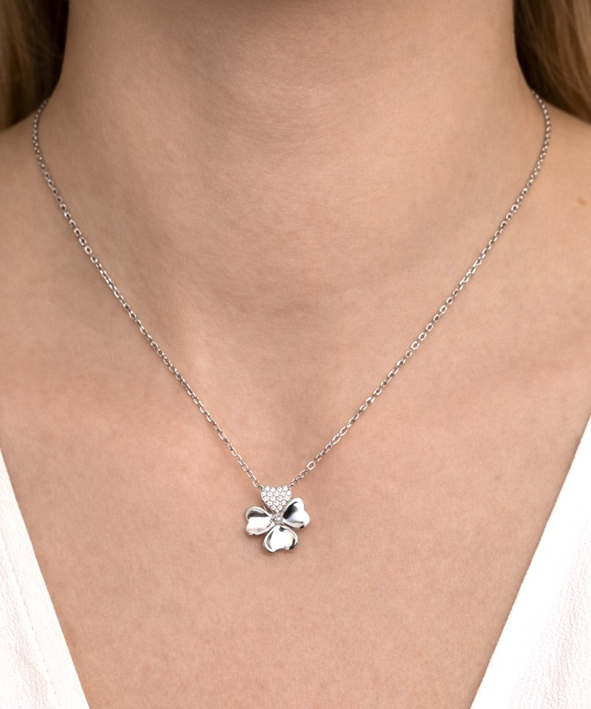 Sterling silver chain with zirconium pendant